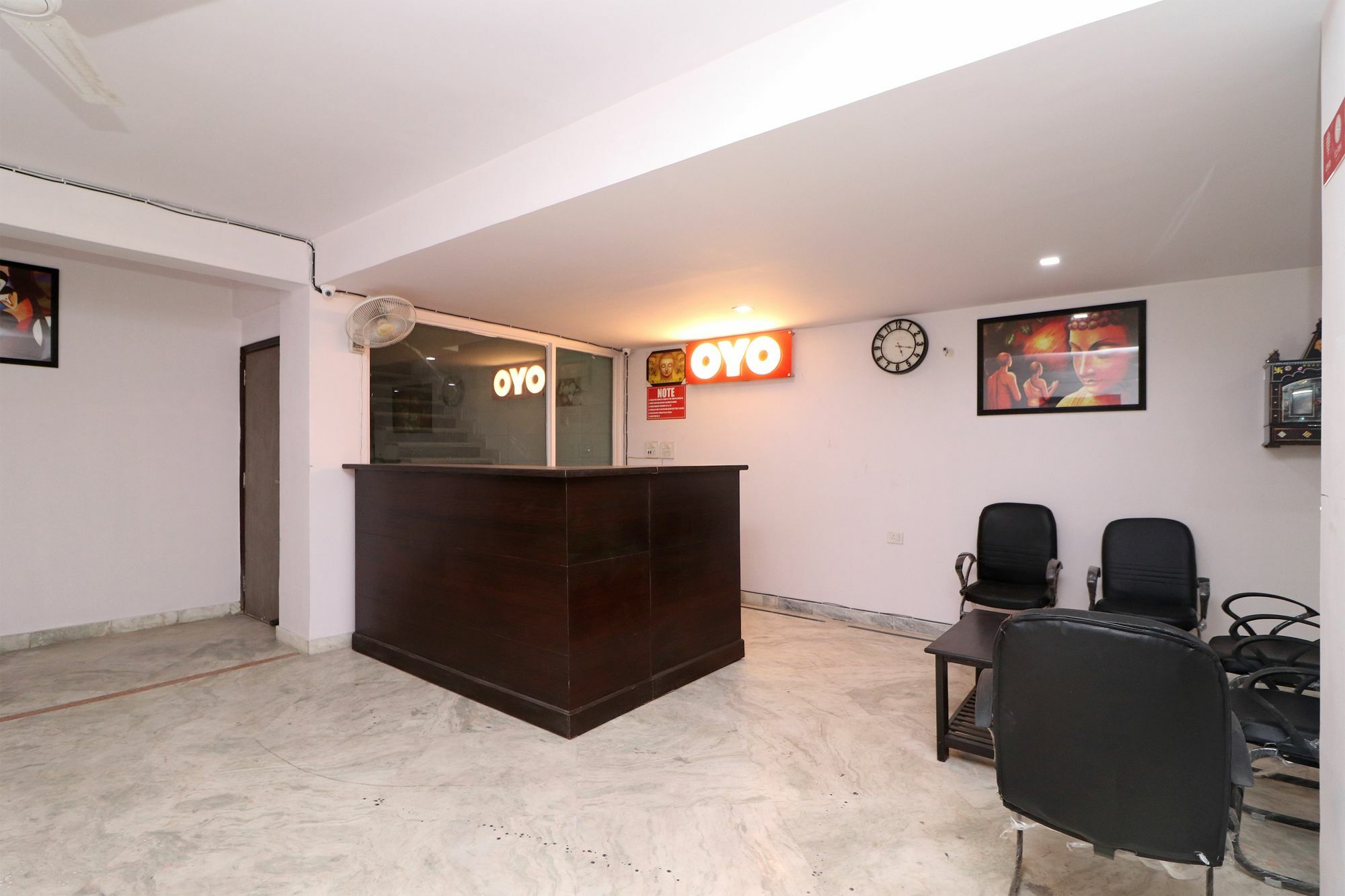 Oyo 14723 Diamond Deluxe Guest house New Delhi