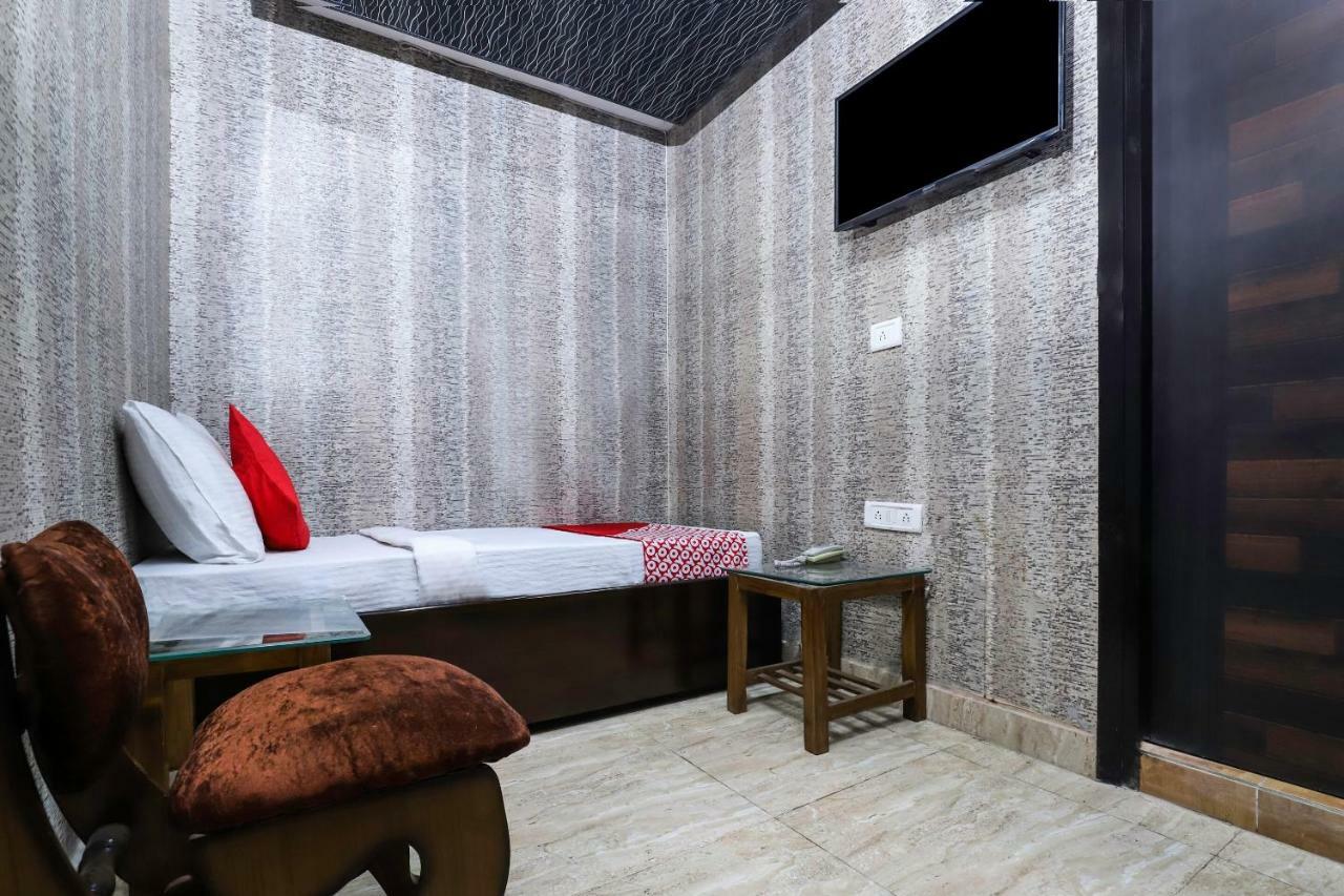 Oyo 28357 Mannat New Delhi