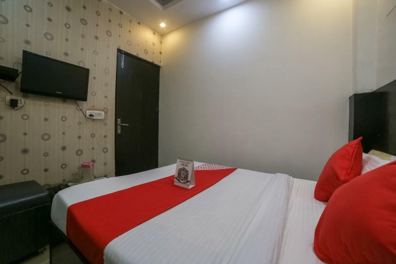 Oyo West Delhi Near Tdi Mall Hotel 3*