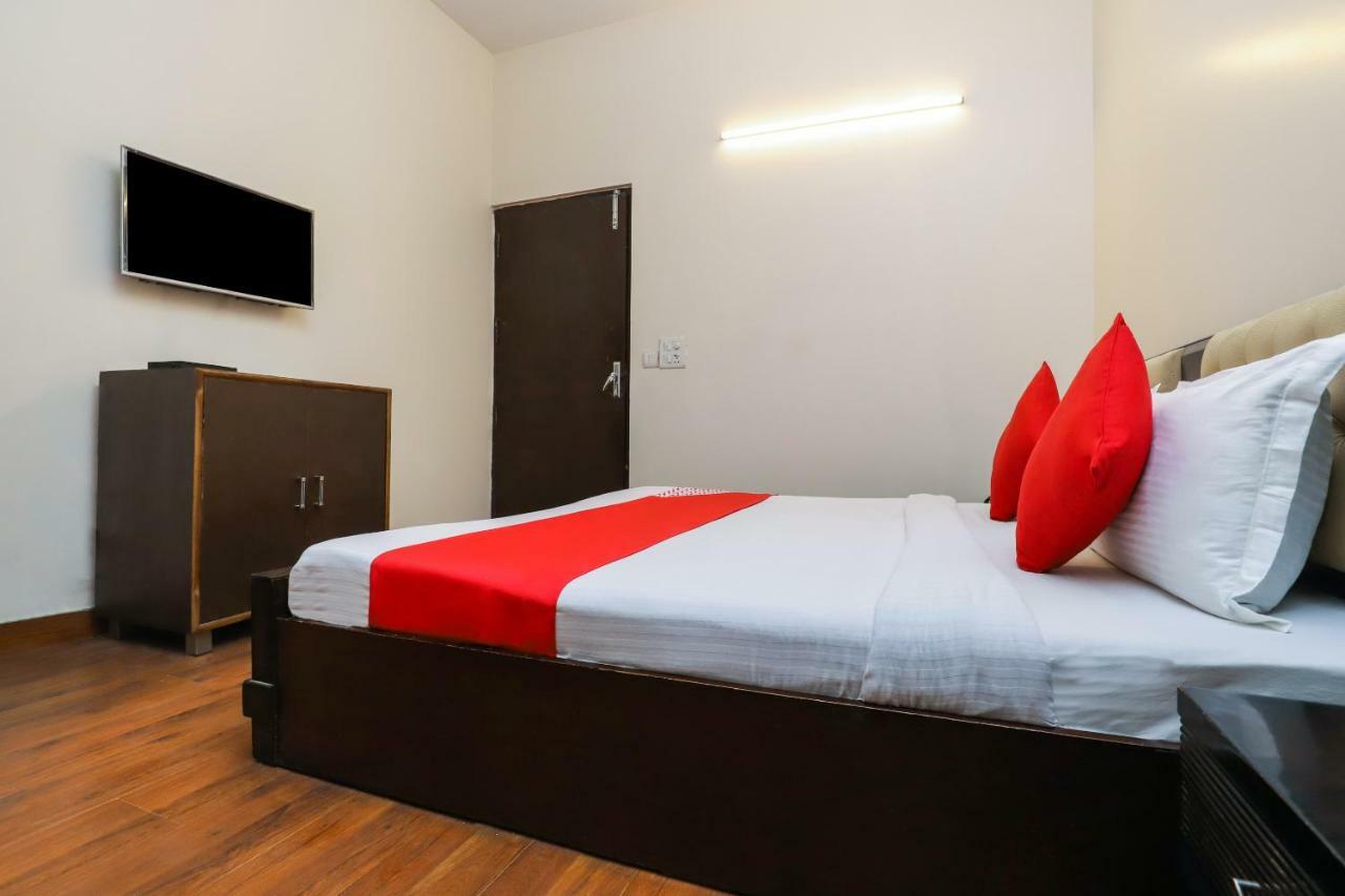 Oyo 26610 Royal Town New Delhi