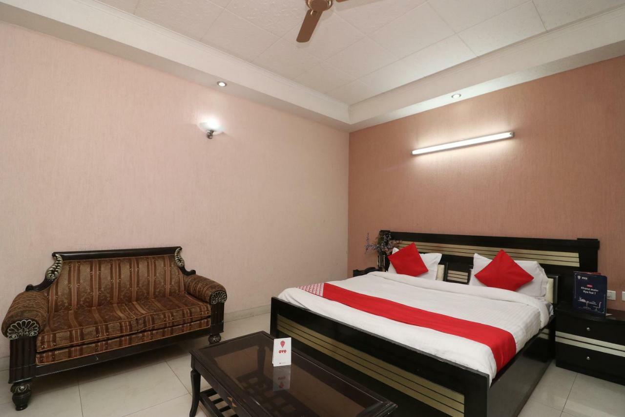 Hotel Oyo 24672 Bharat 3*