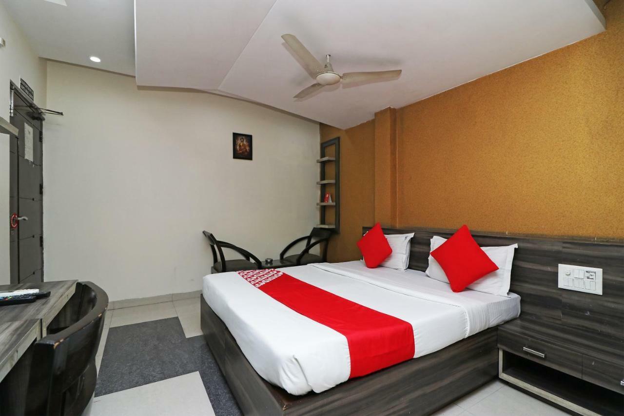 Hotel Vaccinated Staff- Oyo 3863 Iris