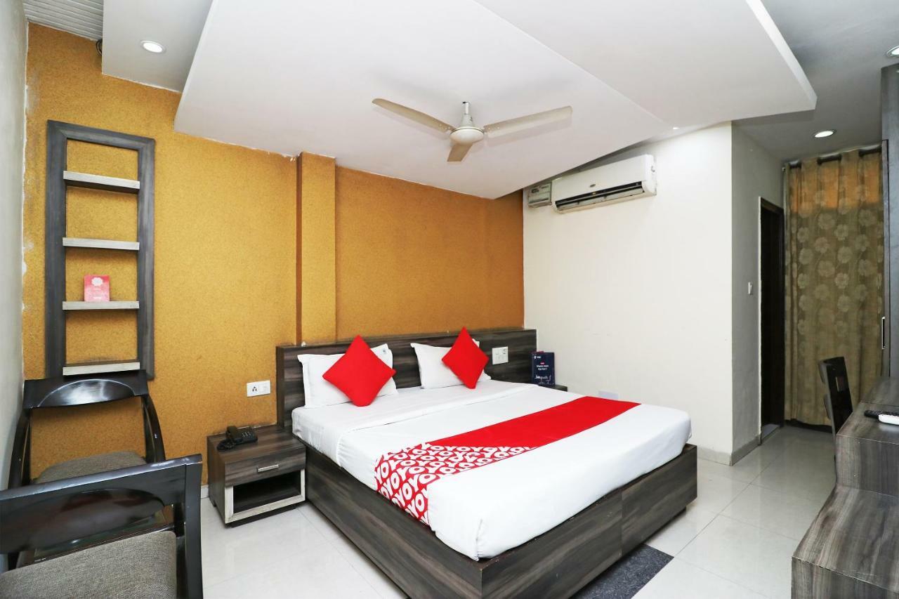 Vaccinated Staff- Oyo 3863 Iris Hotel New Delhi