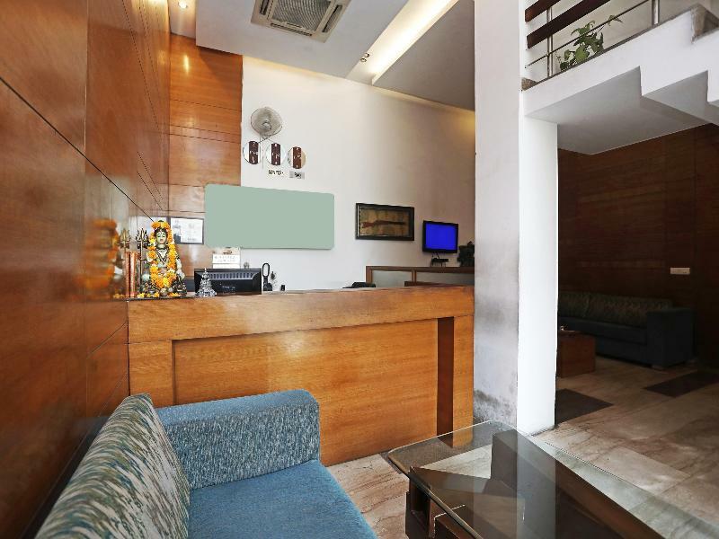 Hotel Hari's Court &