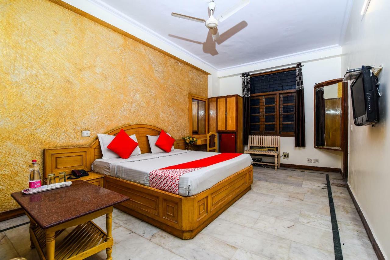 Hotel Rahul Palace By Golden Tree Near Metro Station And Ajmal Khan Market 3*