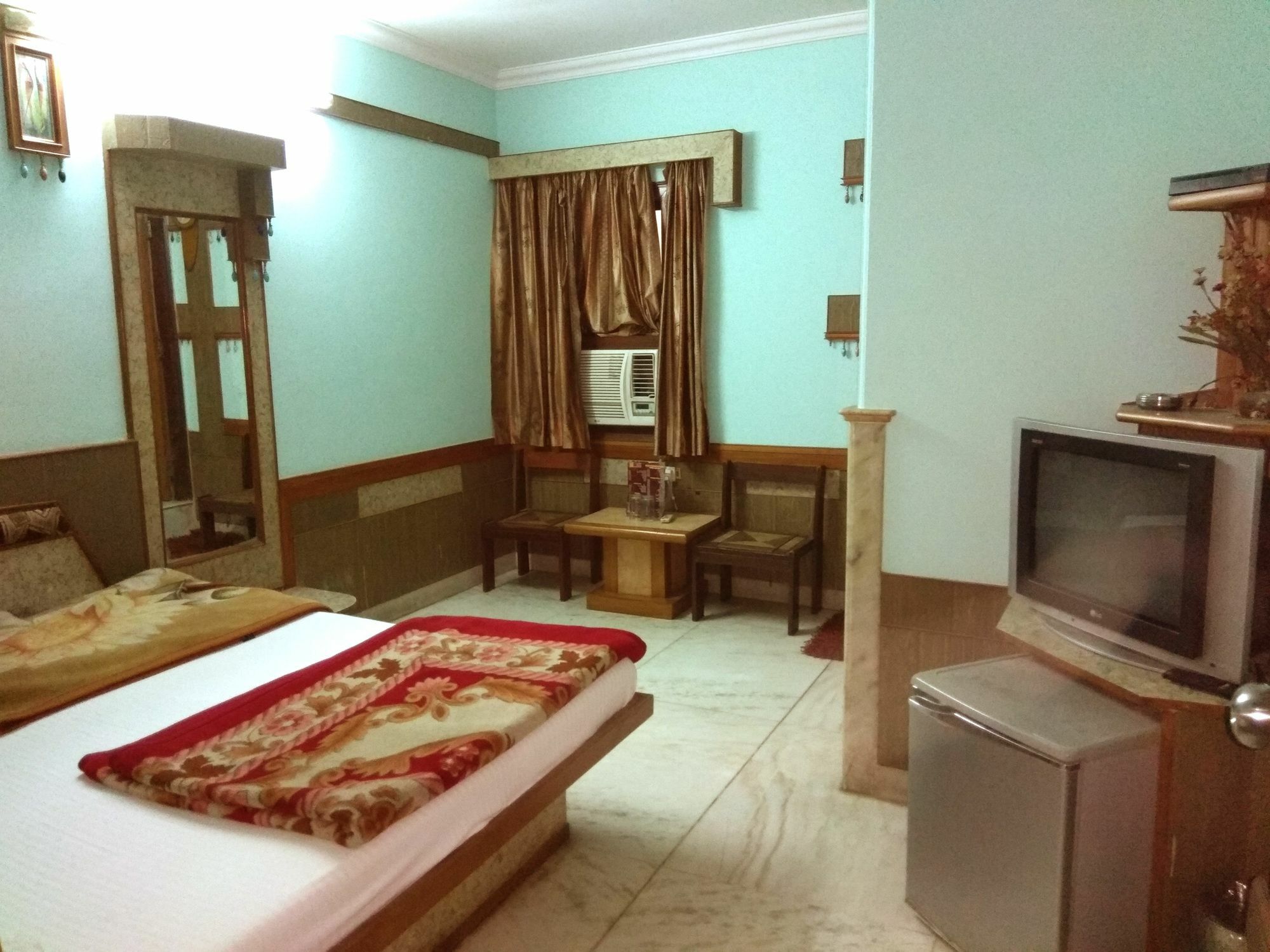 Crown Plaza Hotel 2*