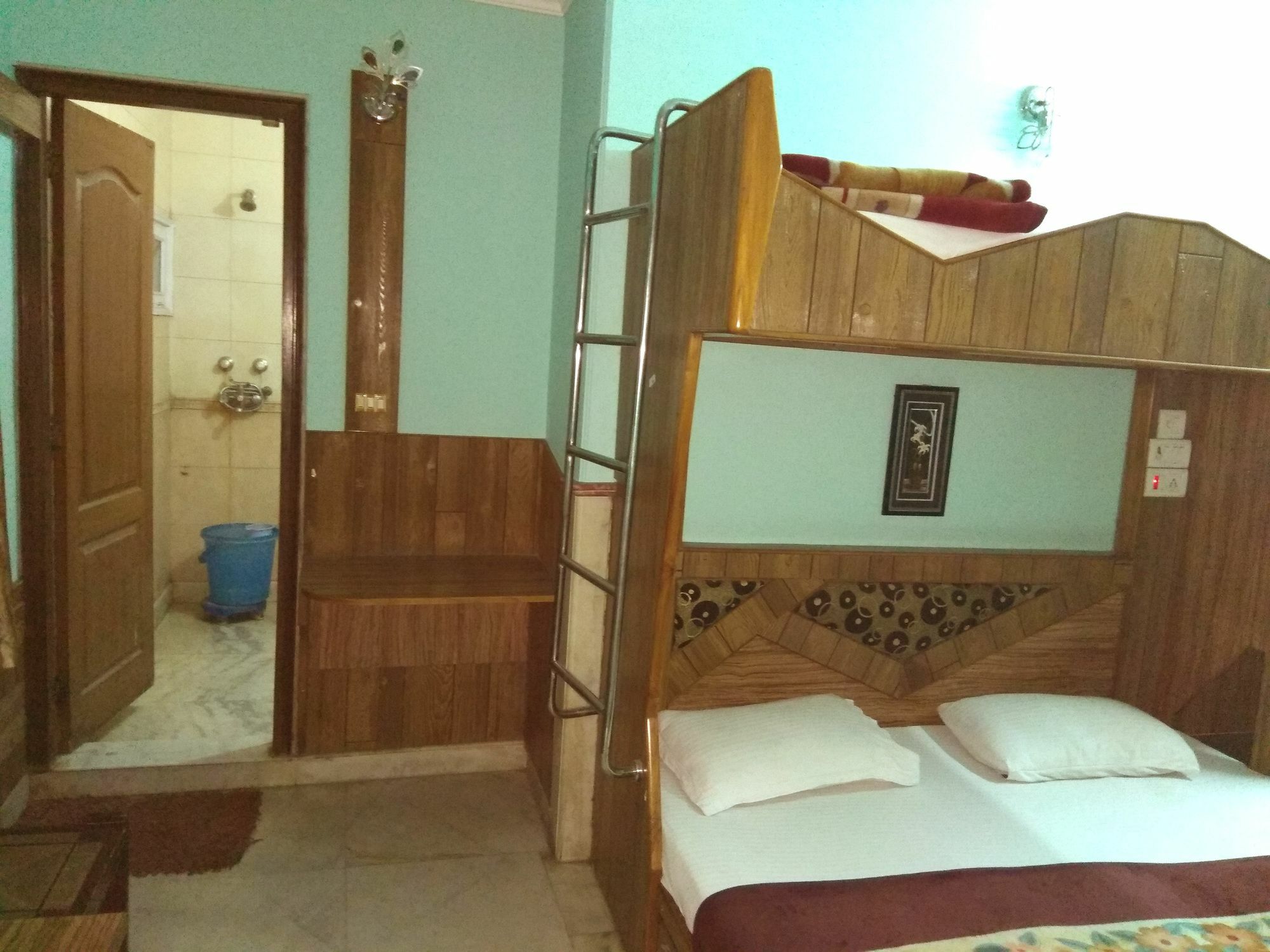 Hotel Crown Plaza 2*