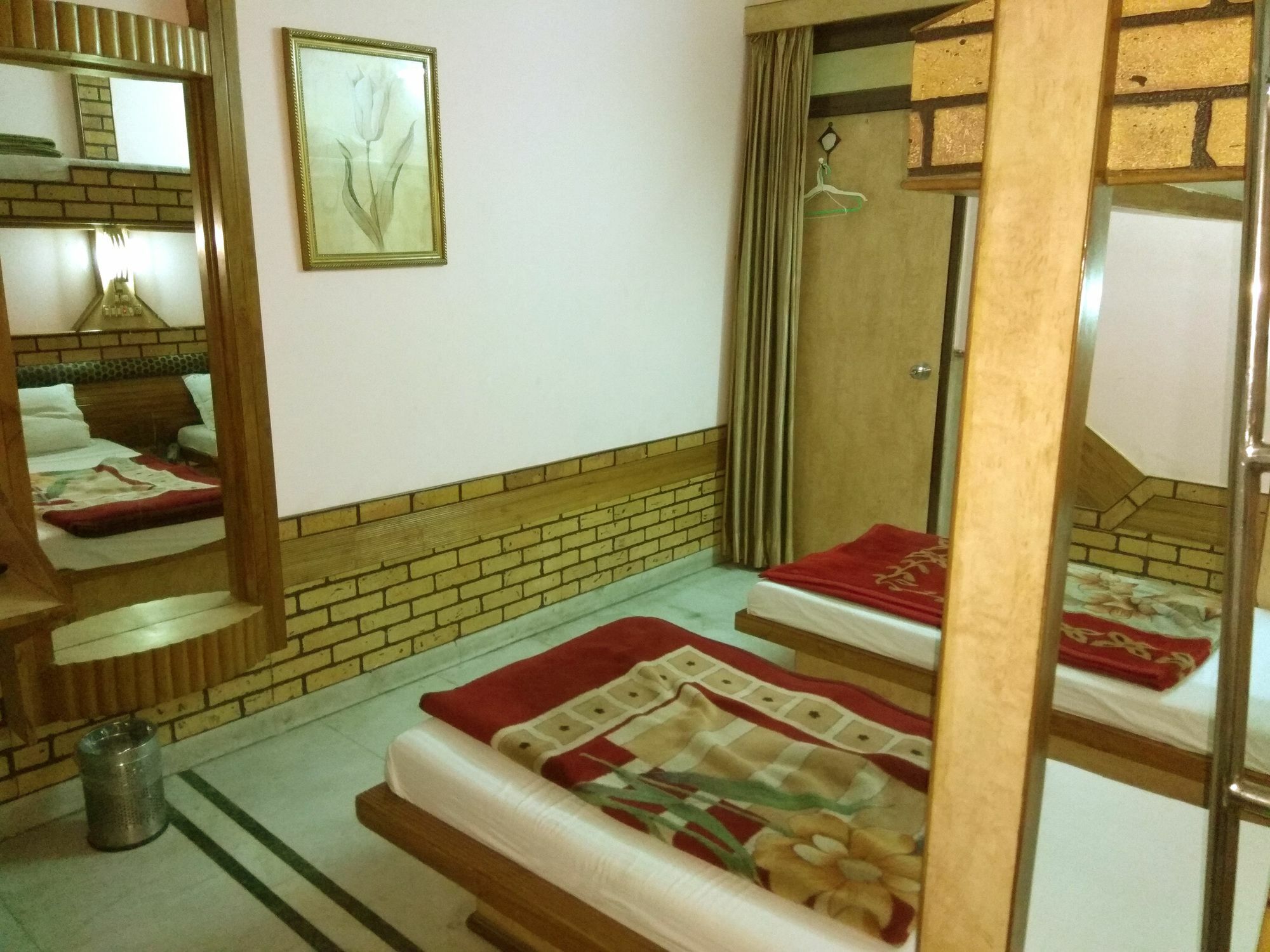 Hotel Crown Plaza 2*