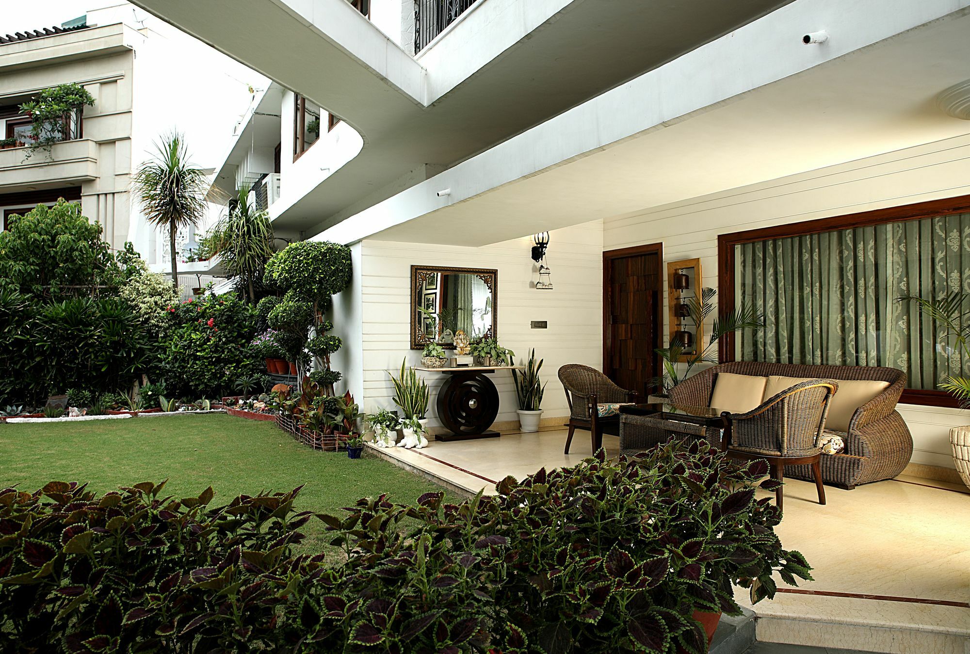 Ahuja Residency Golf Links New Delhi