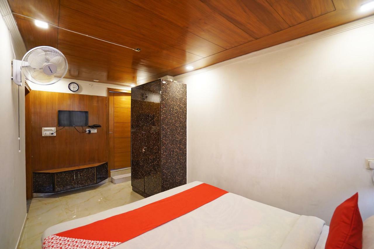 Oyo Sunroof Residency Near Dlf Avenue Saket Hotel New Delhi