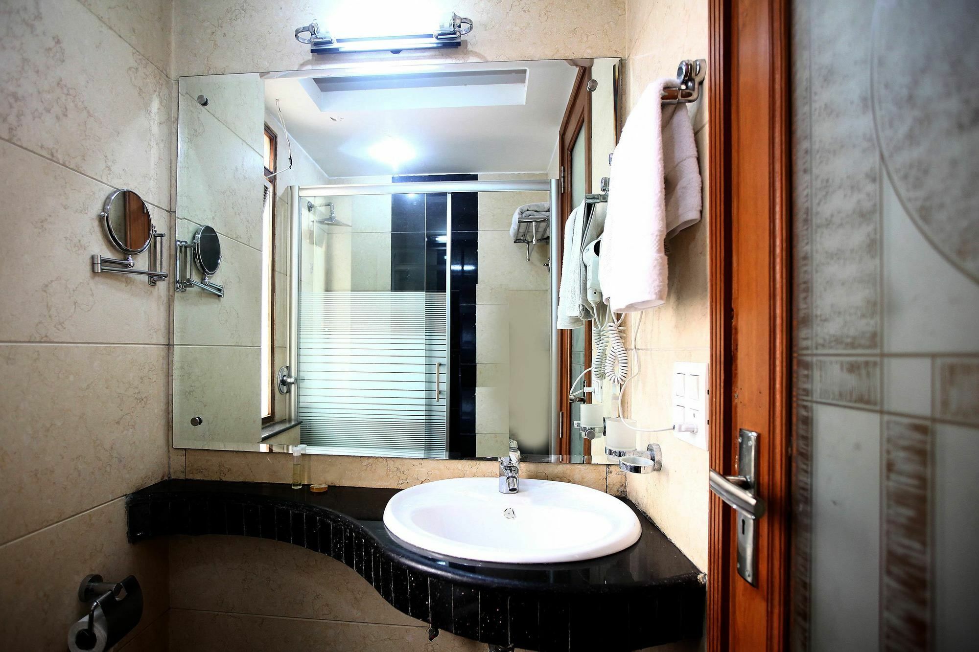 Oyo 5270 Sam Hotel Hotel 3*