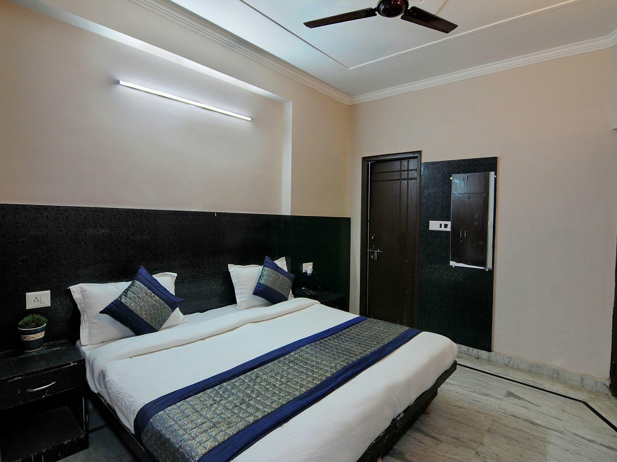 Oyo 11972 Nirvana Residency New Delhi