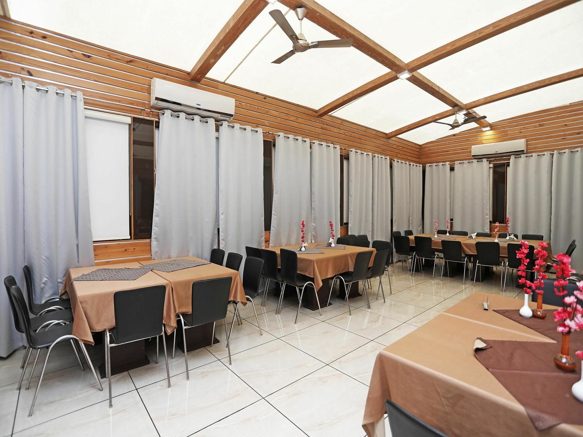 Hari's Court & Hotel 3*
