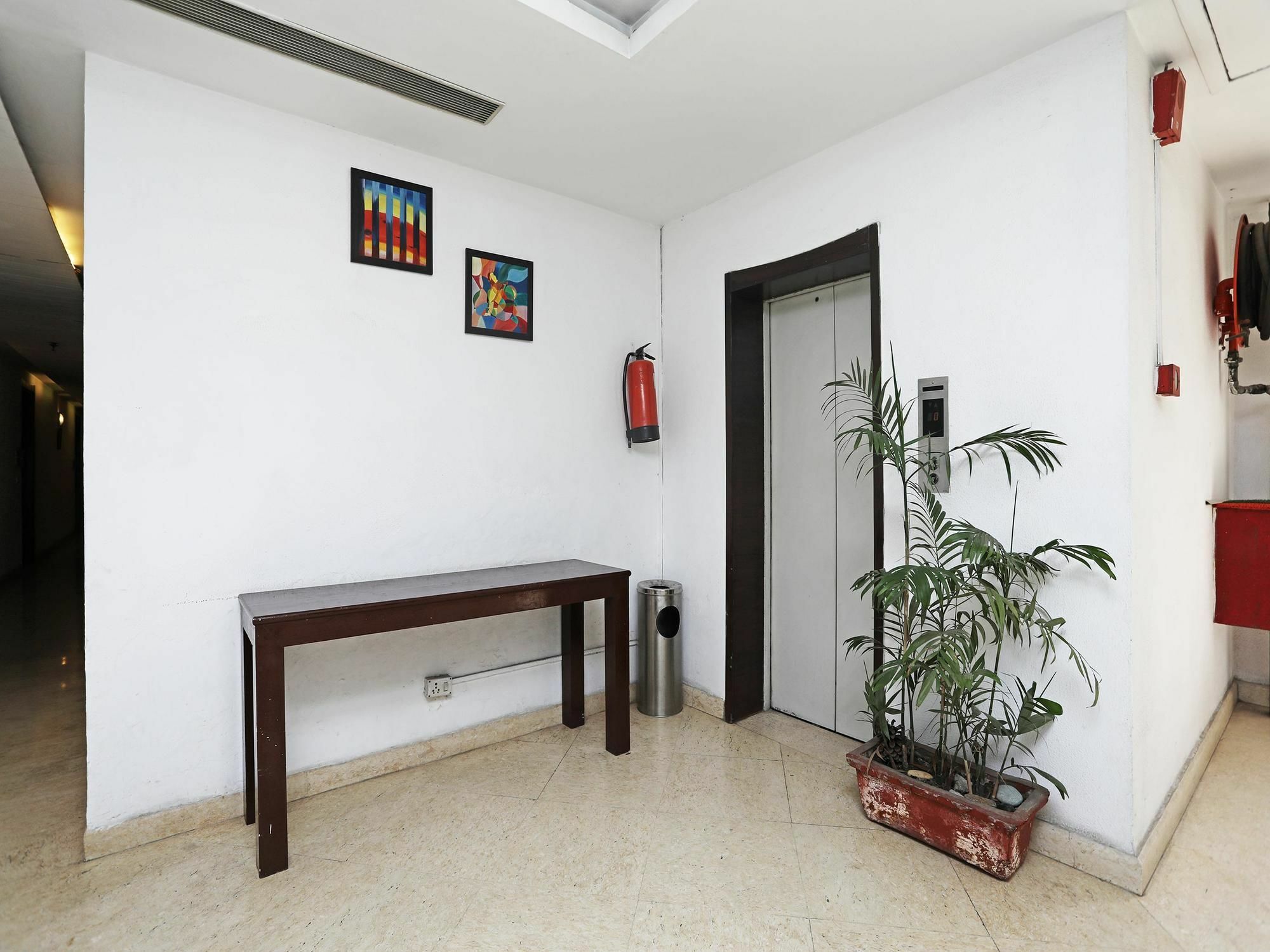 Hari's Court & Hotel