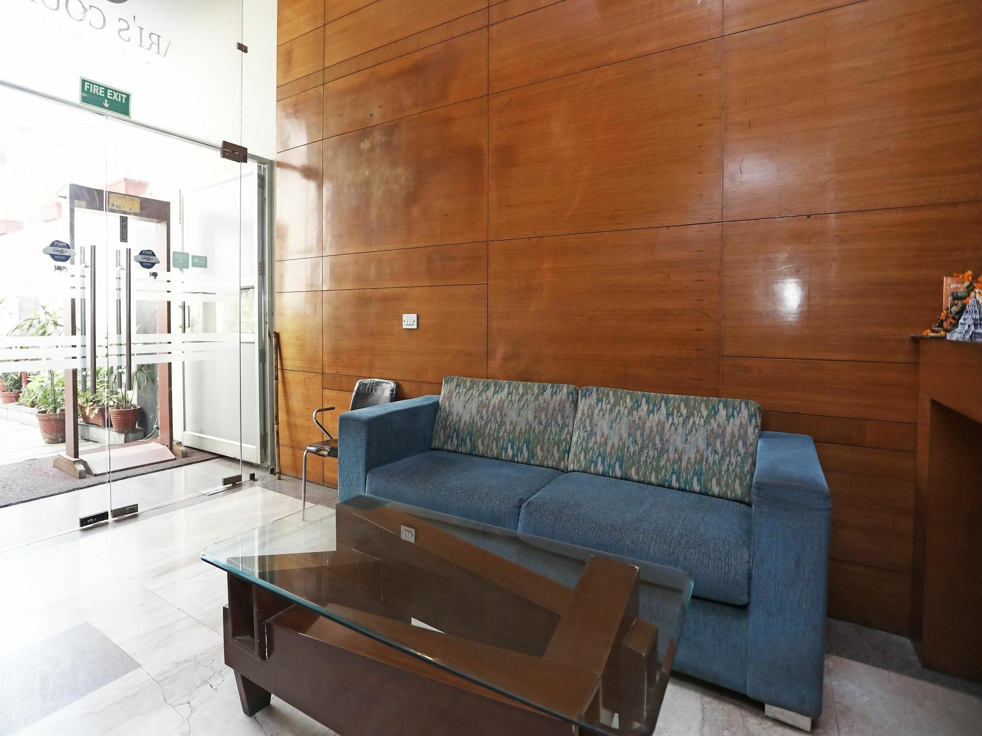 Hotel Hari's Court &