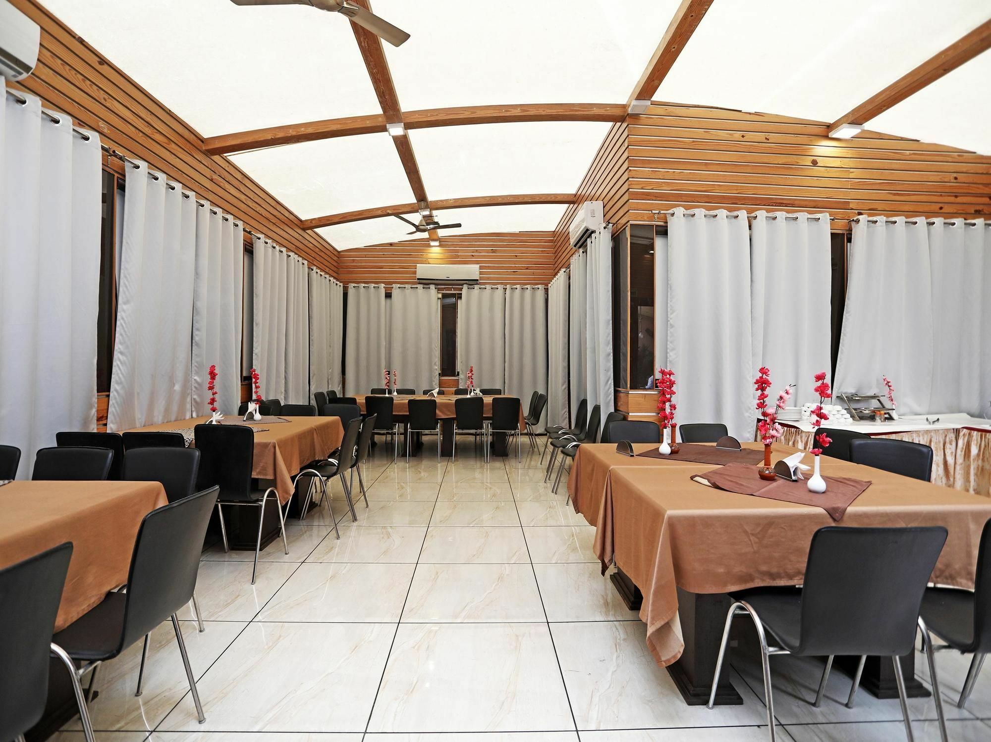 Hotel Hari's Court &