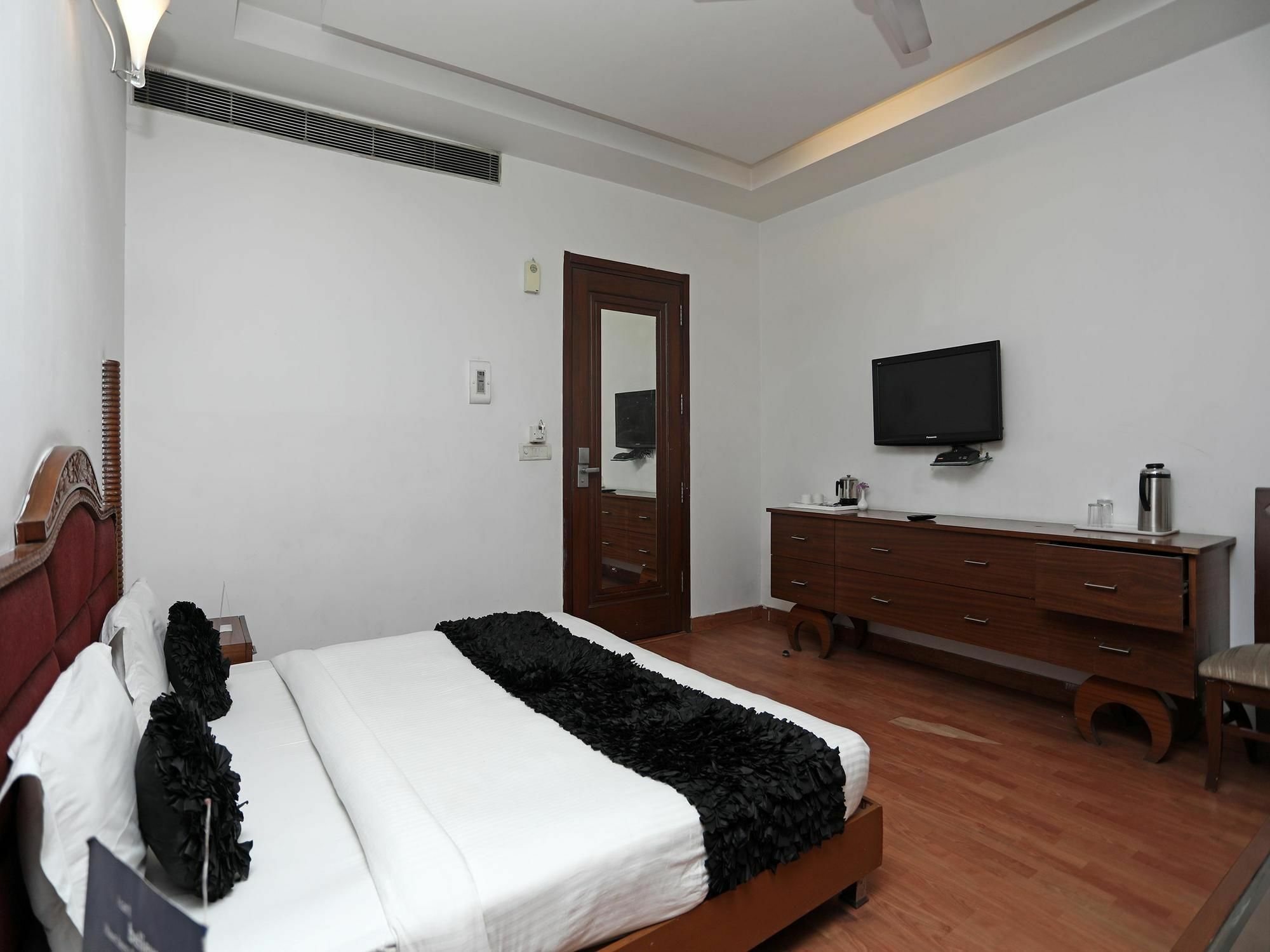 Hari's Court & Hotel