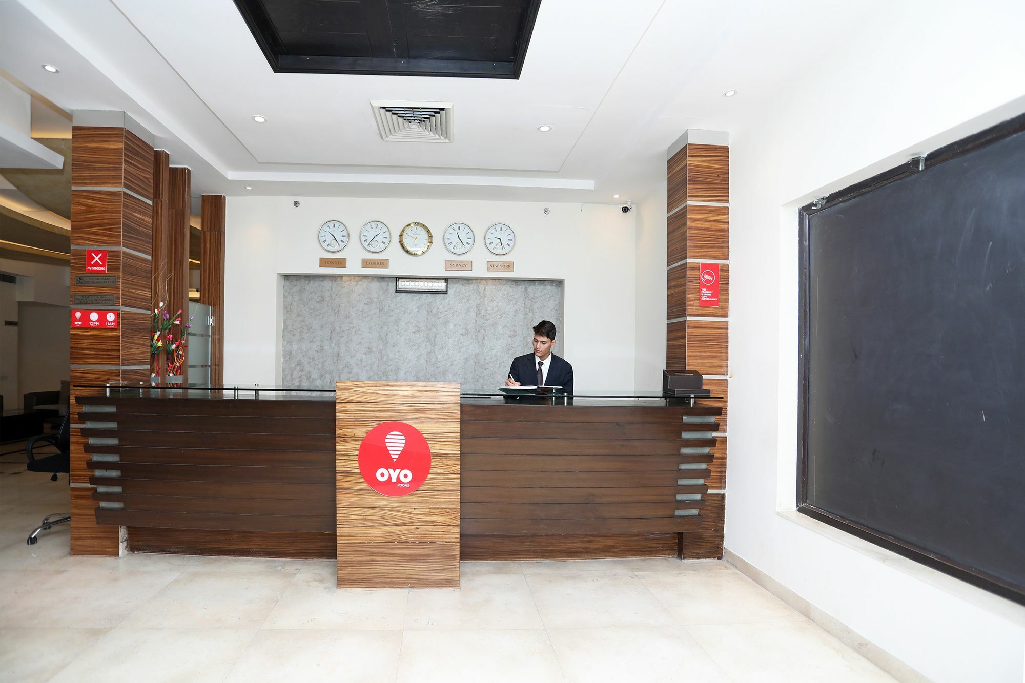 Hotel Oyo 9771 Glitz Westend 3*