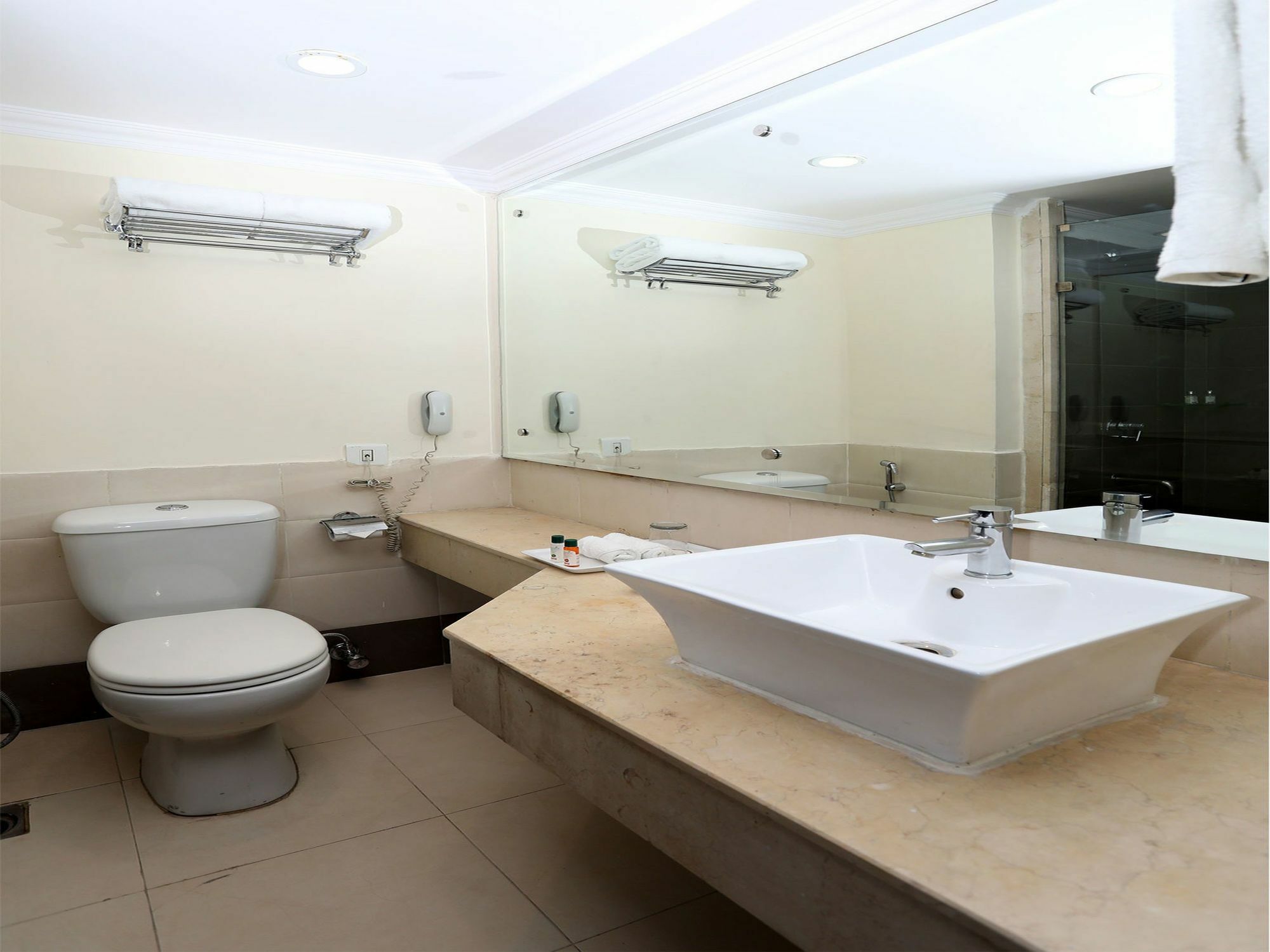 Hotel Oyo 9771 Glitz Westend 3*