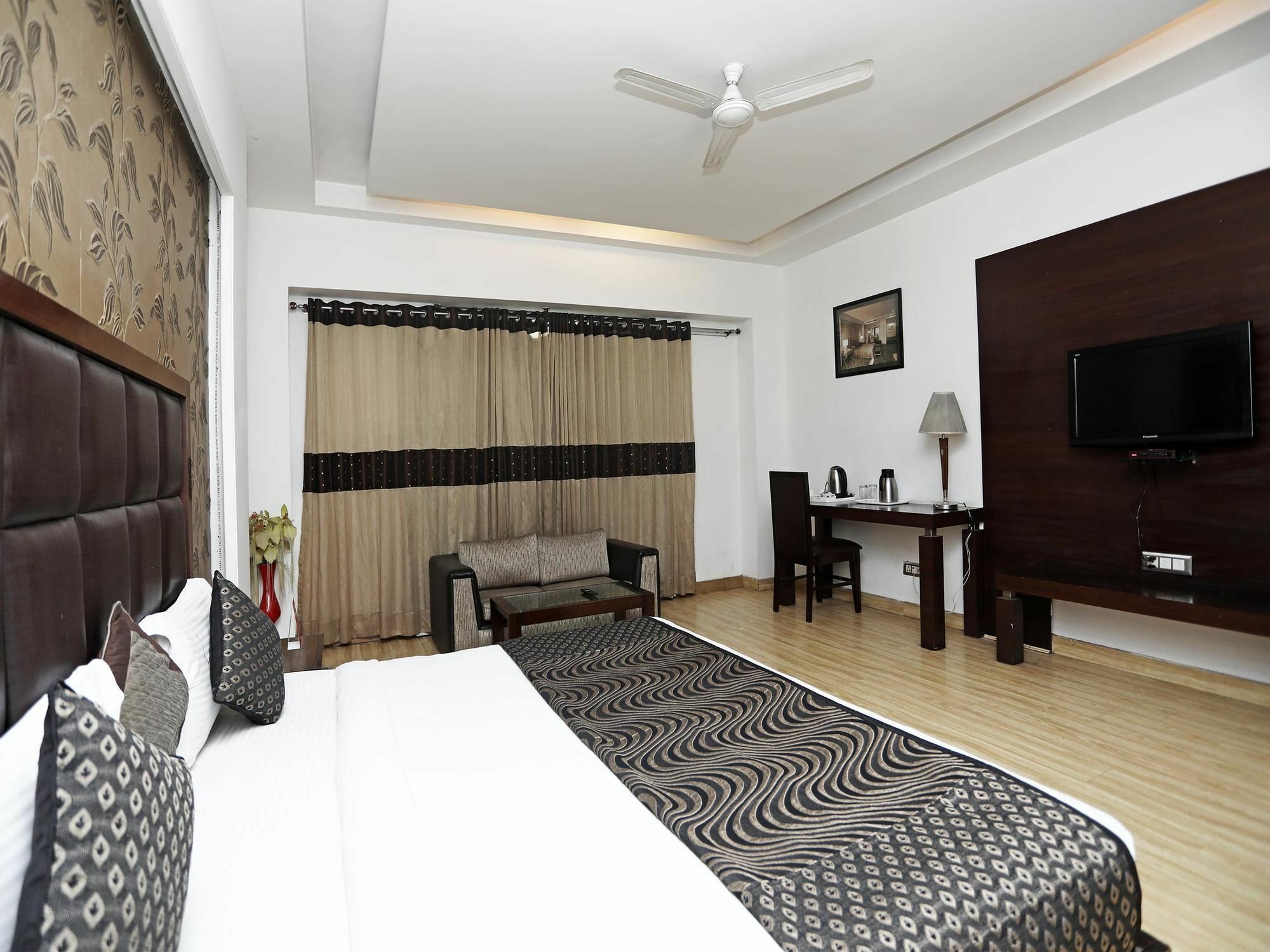 Hari's Court & Hotel