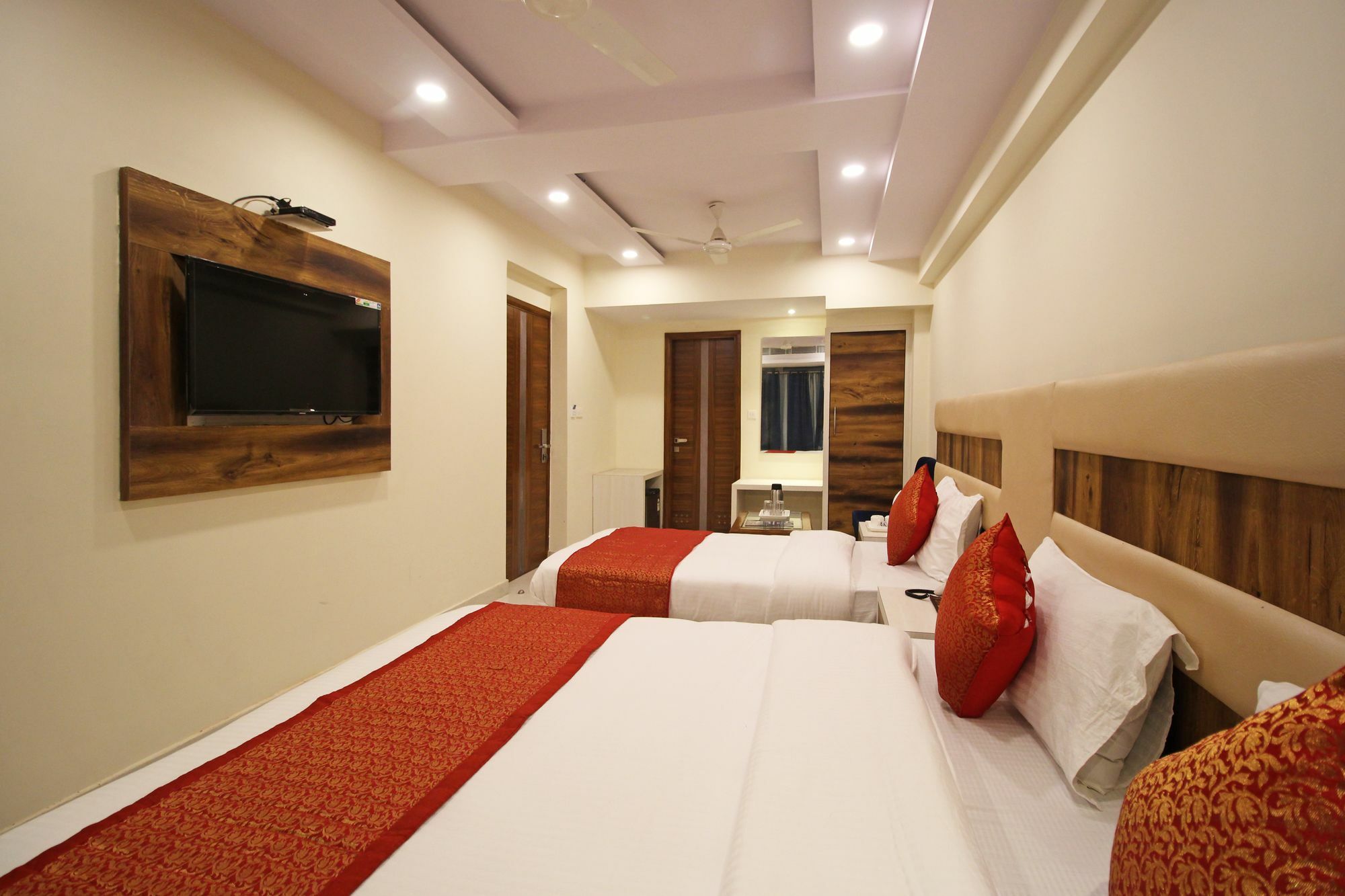 The Shanti Plaza - 4*