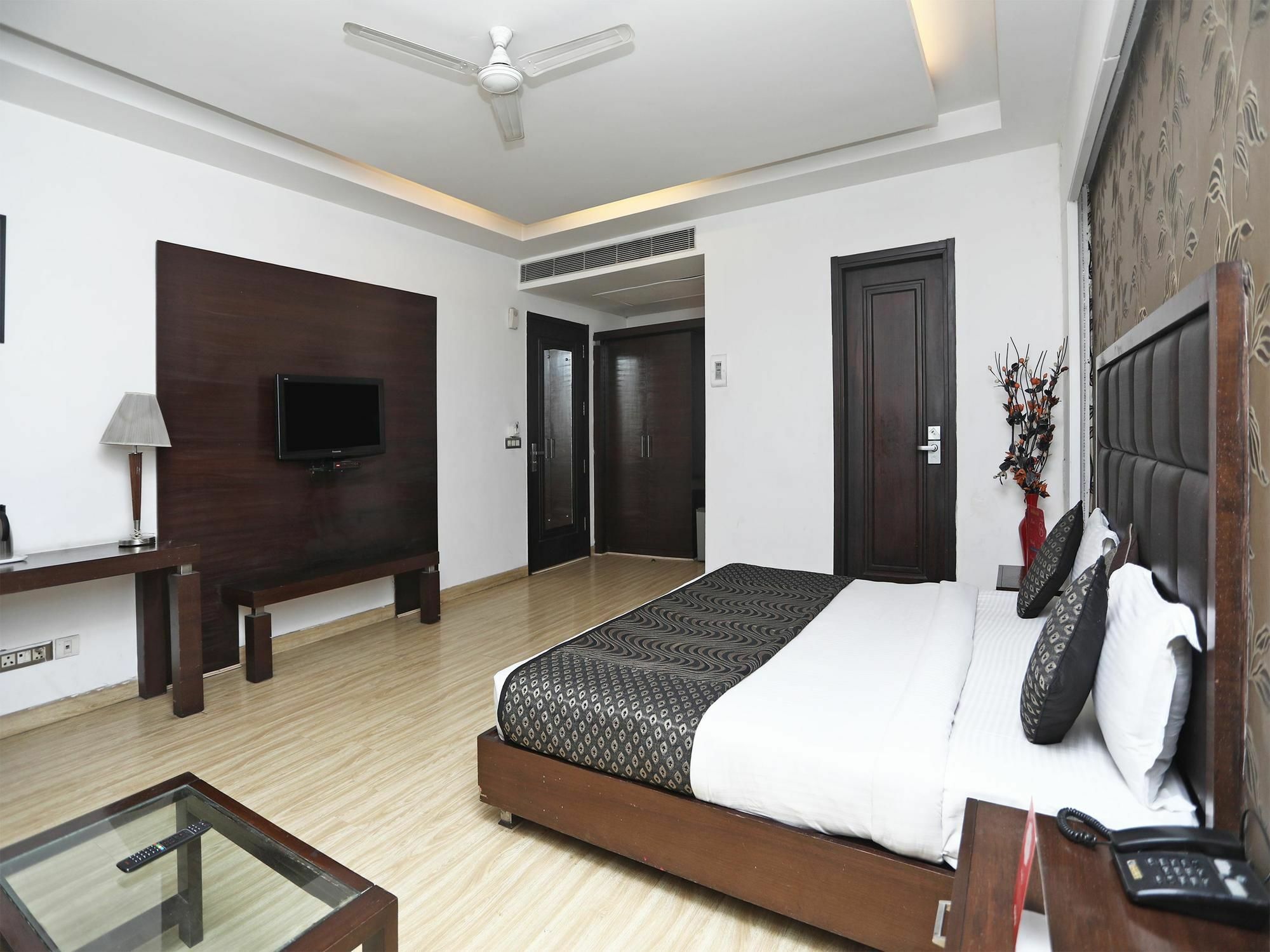 Hari's Court & Hotel