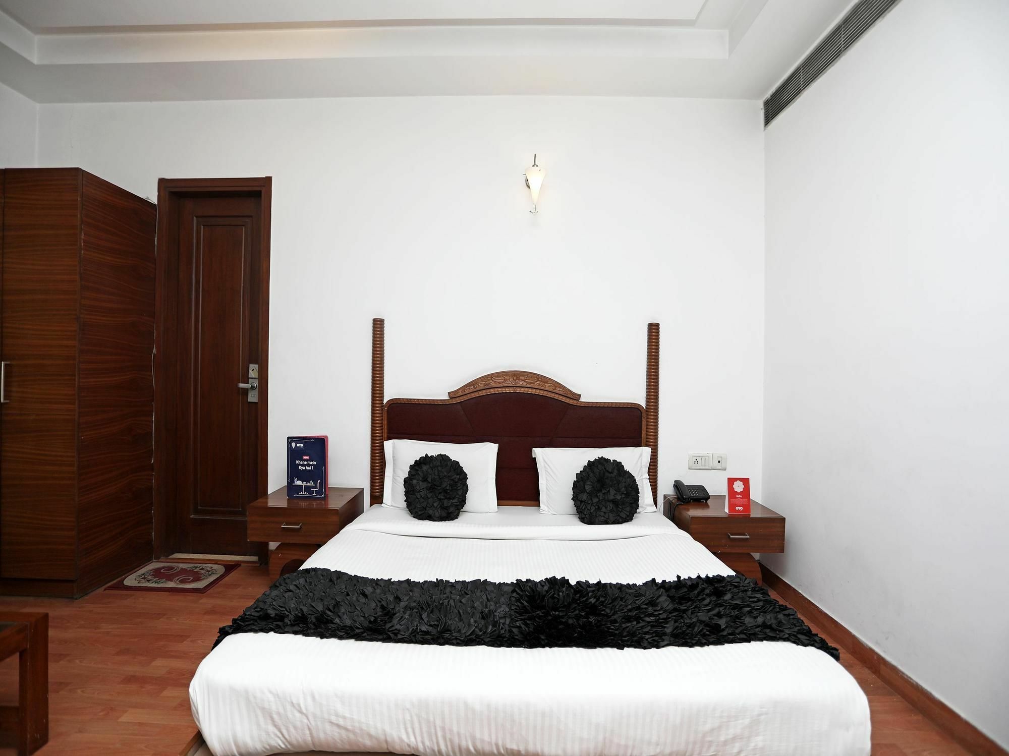 Hotel Hari's Court & New Delhi