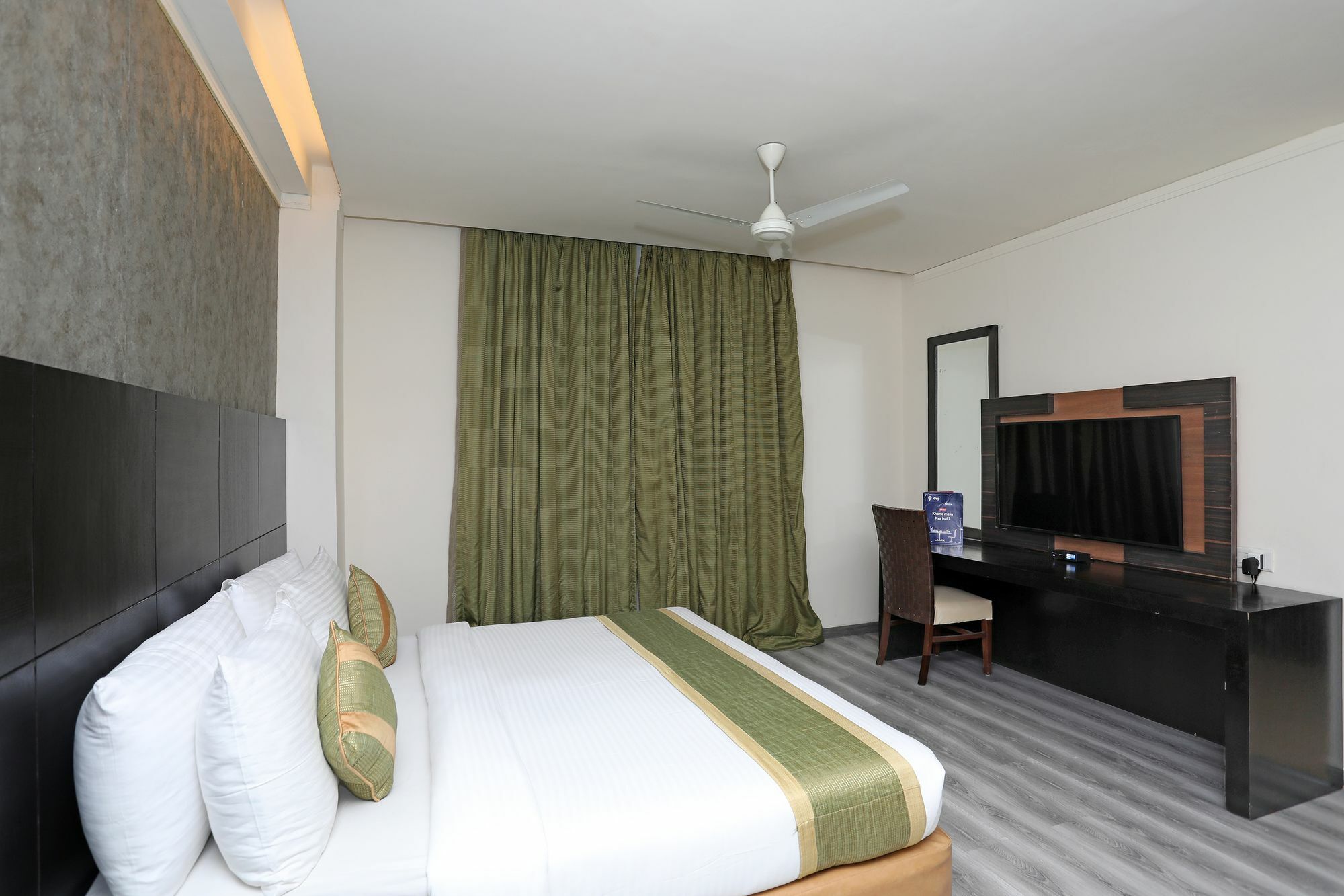 Oyo 9771 Glitz Westend Hotel 3*