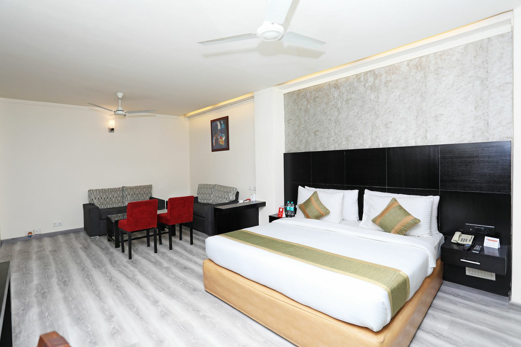 Hotel Oyo 9771 Glitz Westend 3*
