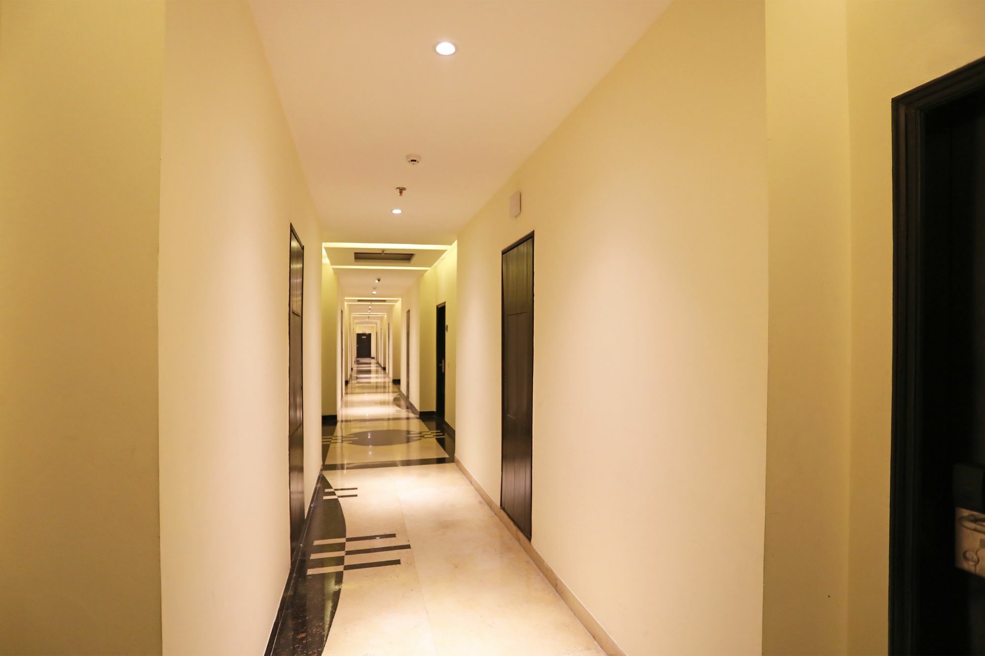 Oyo 9771 Glitz Westend 3*