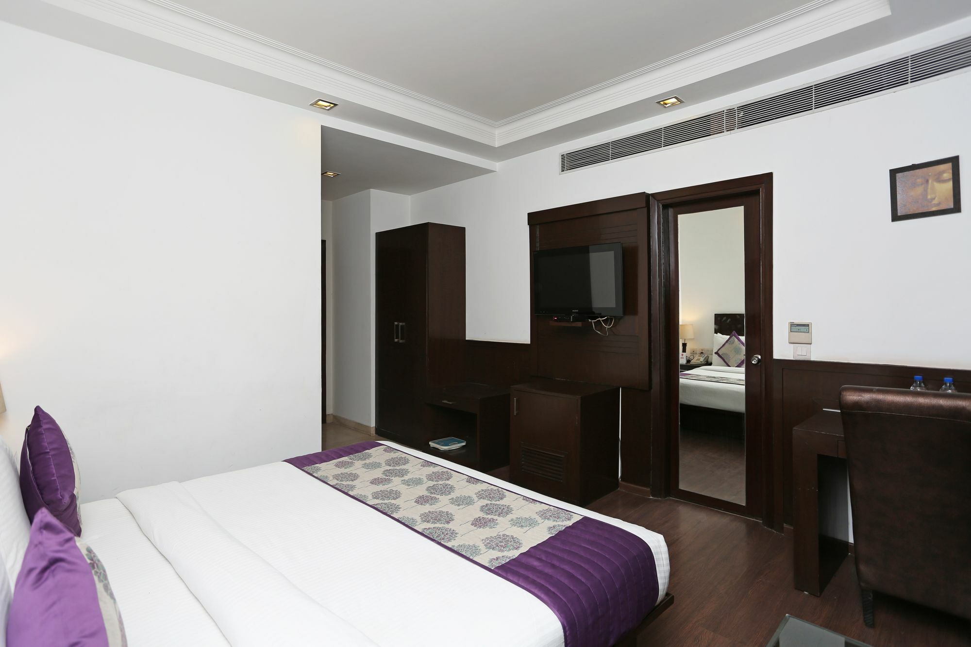 Oyo 383 Divine Paradise Hotel 3*