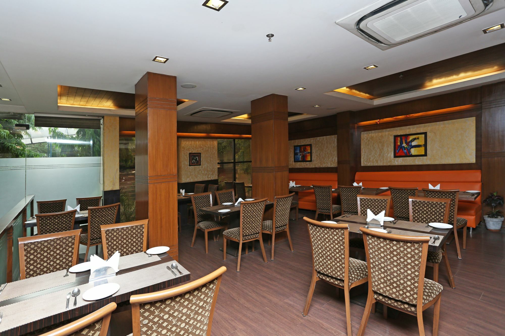 Oyo 383 Divine Paradise Hotel