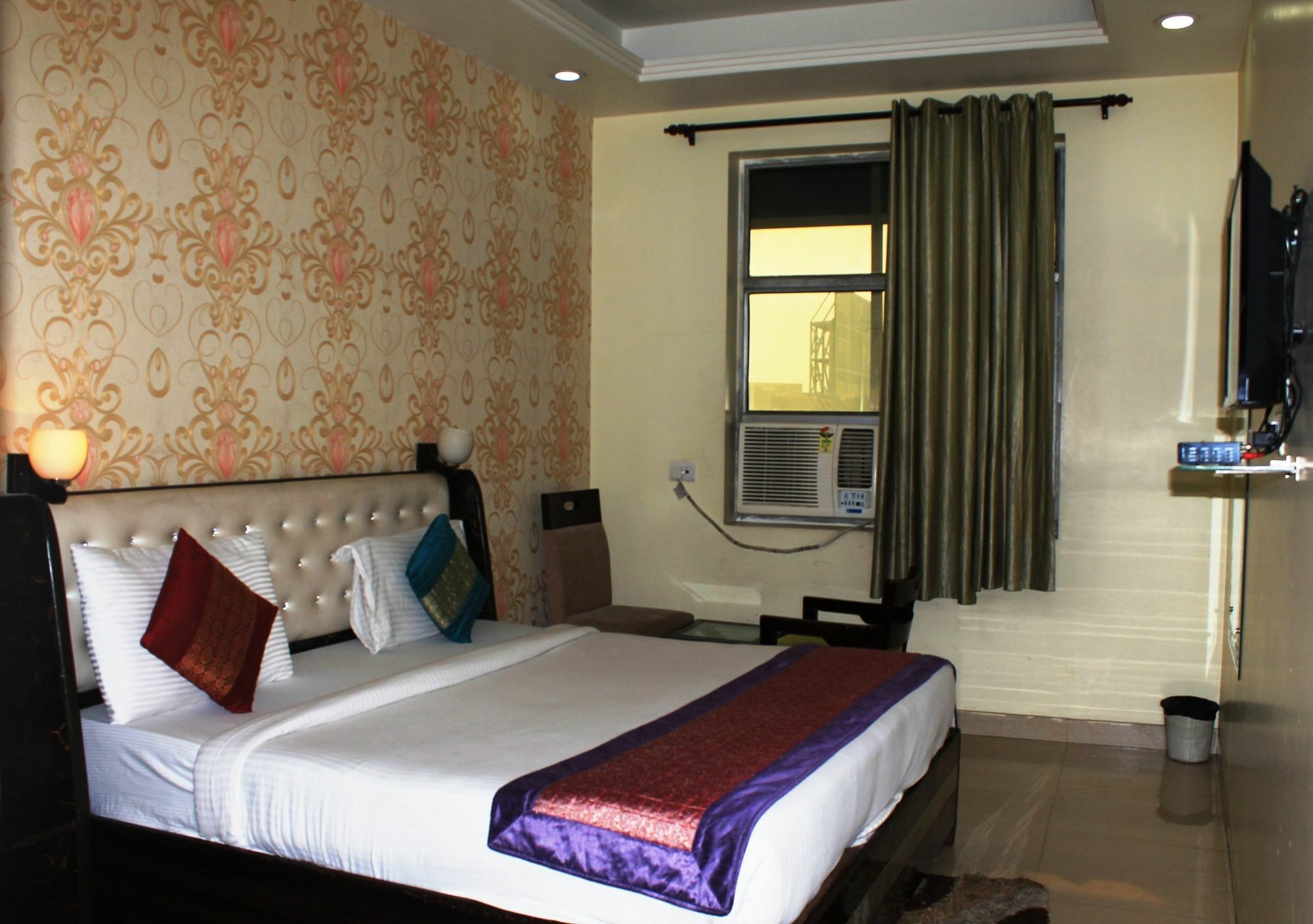 Hotel The Alpino New Delhi