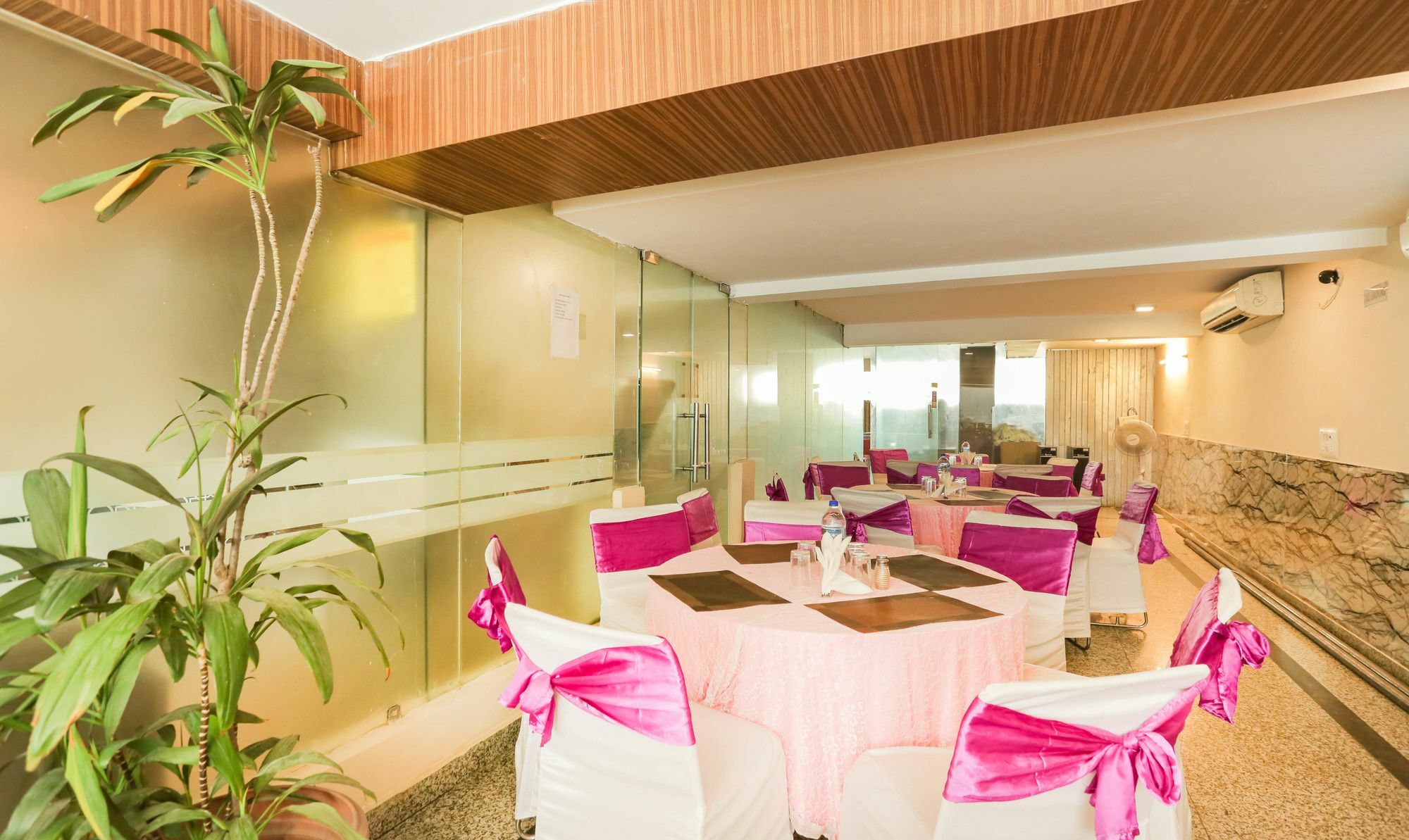 Hotel Treebo Balsons International 3*