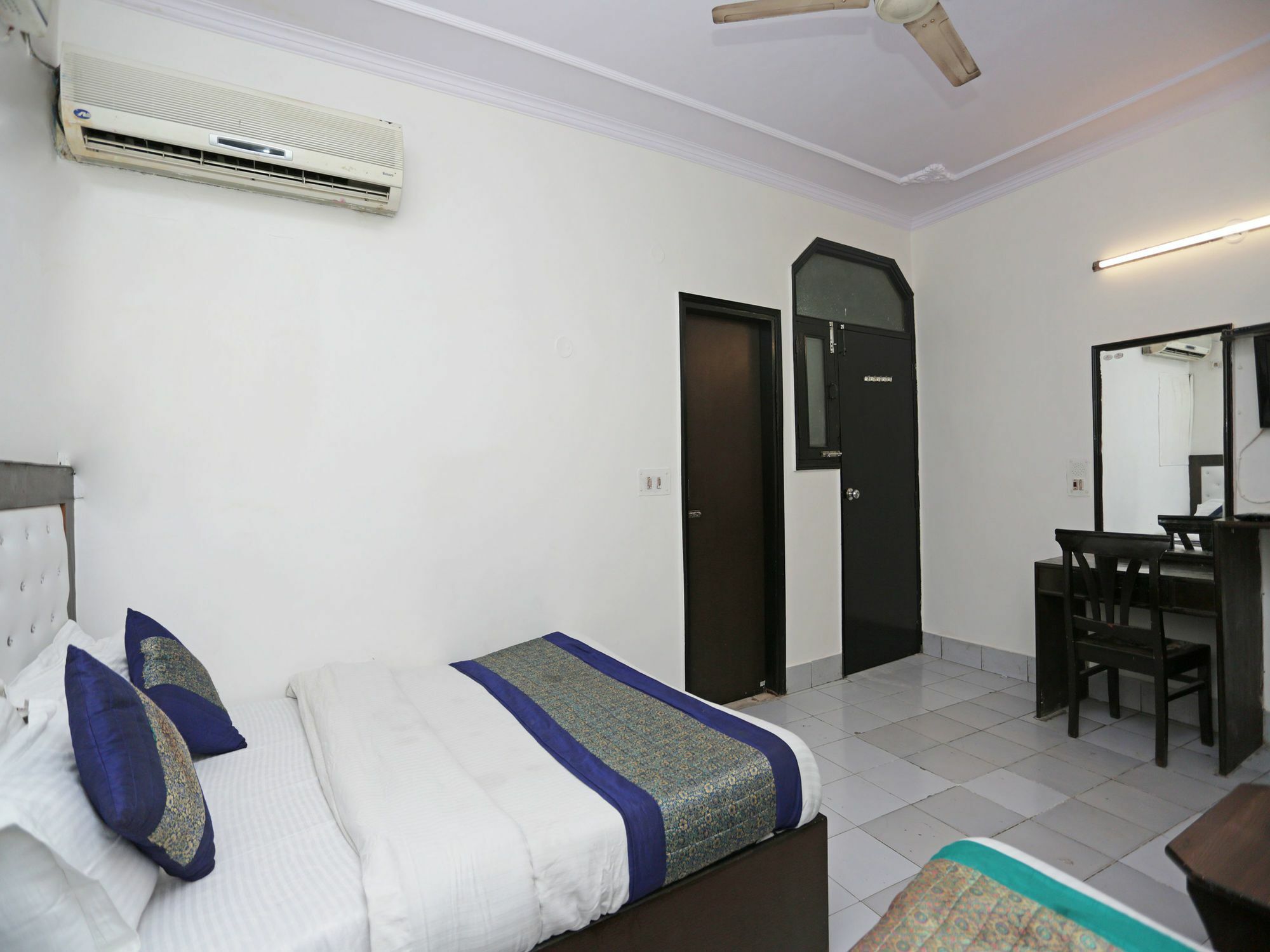 Oyo 13277 Neelam Palace Hotel 2*