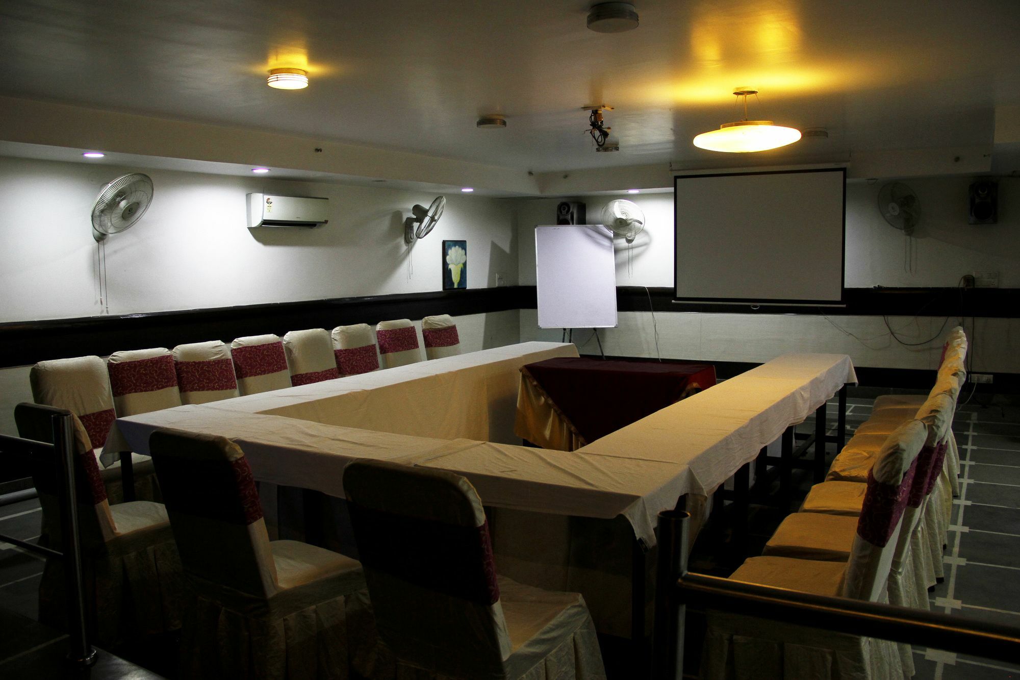 Hotel Capital O Metro View Near Satyam Inox Patel Nagar