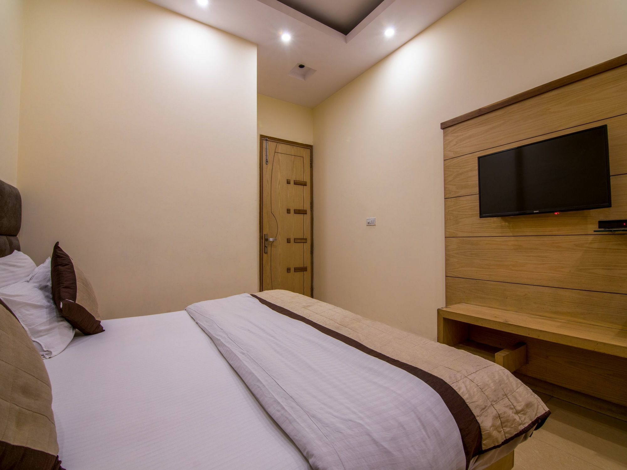 Oyo 1912 Dada Hotel 3*