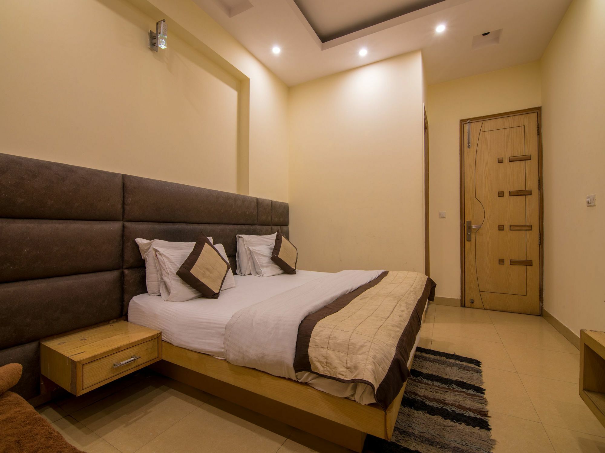 Oyo 1912 Dada Hotel Nova Deli