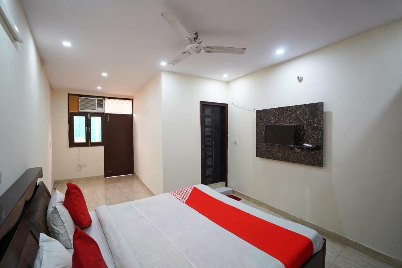 Oyo Sunroof Residency Near Dlf Avenue Saket 3*