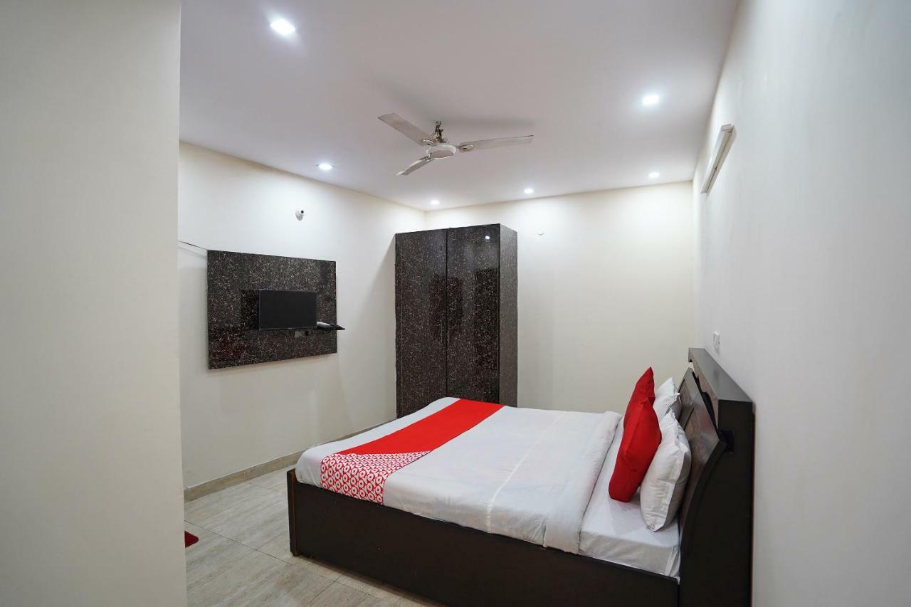 Oyo Sunroof Residency Near Dlf Avenue Saket Hotel
