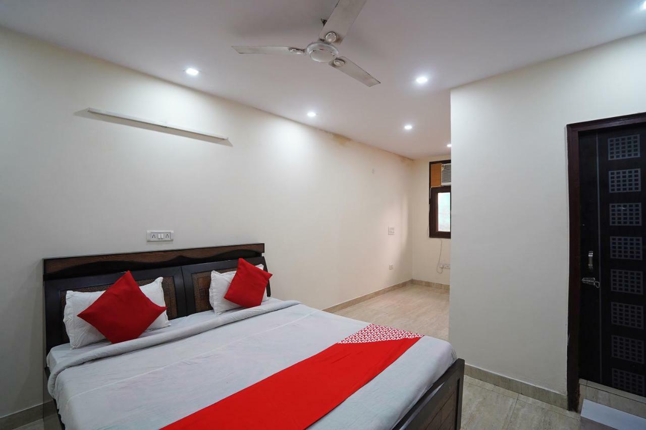 Oyo Sunroof Residency Near Dlf Avenue Saket 3*