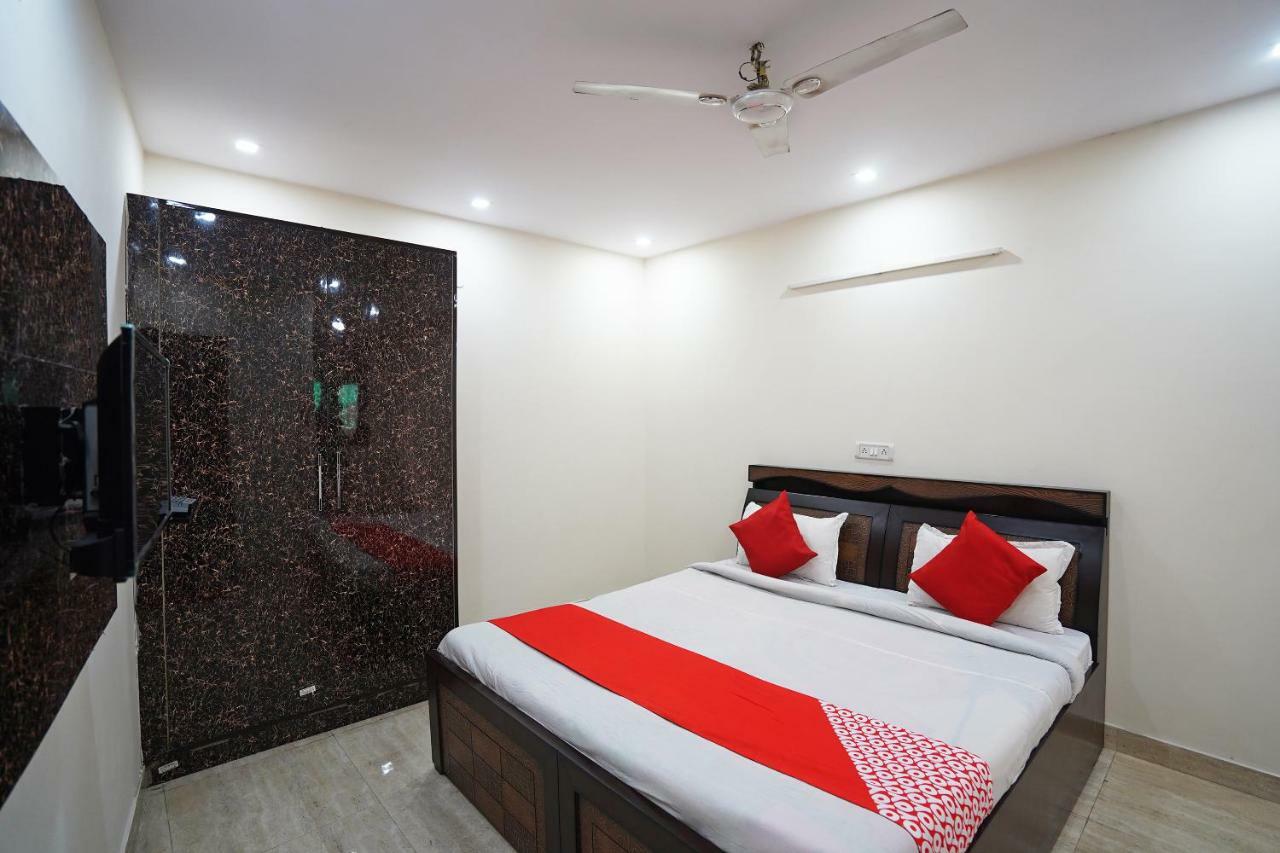 Hotel Oyo Sunroof Residency Near Dlf Avenue Saket 3*
