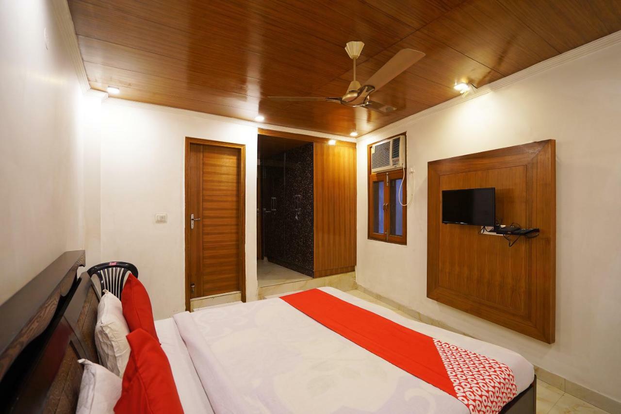 Oyo Sunroof Residency Near Dlf Avenue Saket Hotel New Delhi