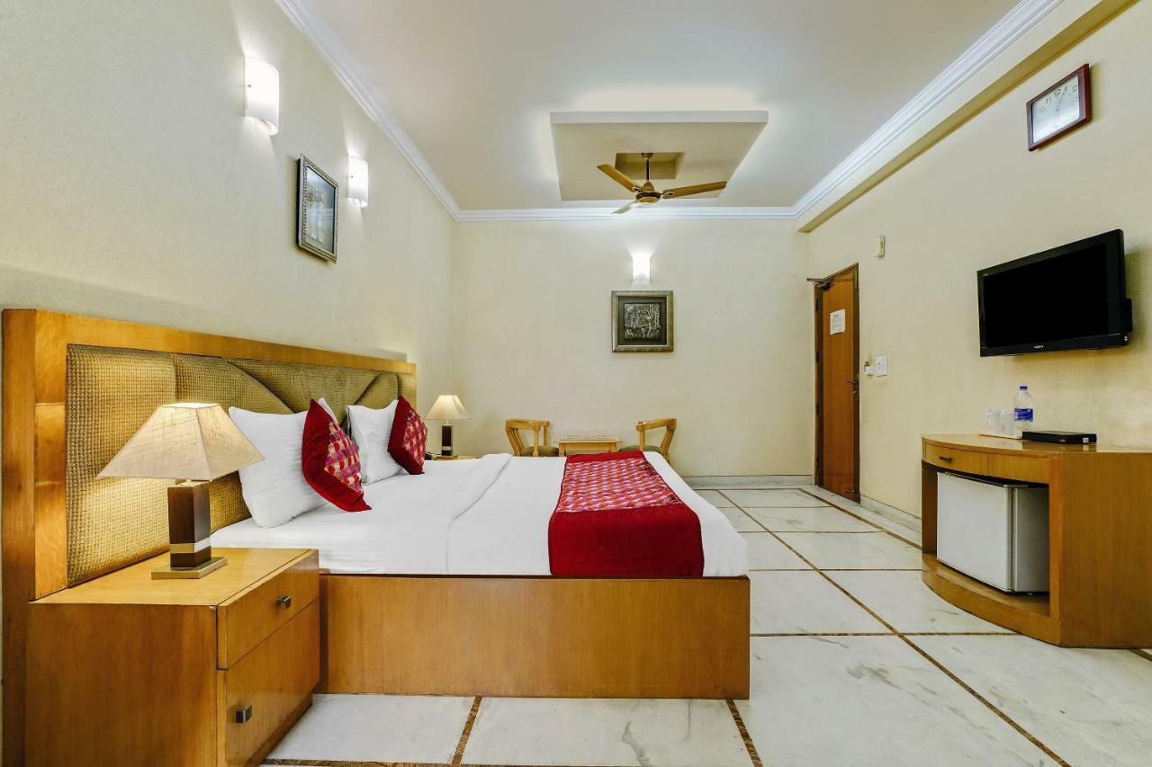 Capital O 41598 Singh Sahib Deluxe Delhi (National Capital Territory of India)