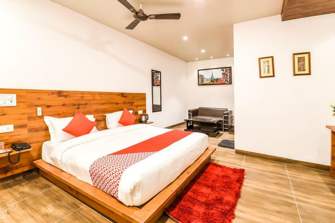 Capital O 19133 Oak Tree Hotel New Delhi