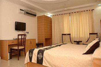Fabhotel Cosy Palace