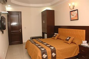 Hotel Fabhotel Cosy Palace