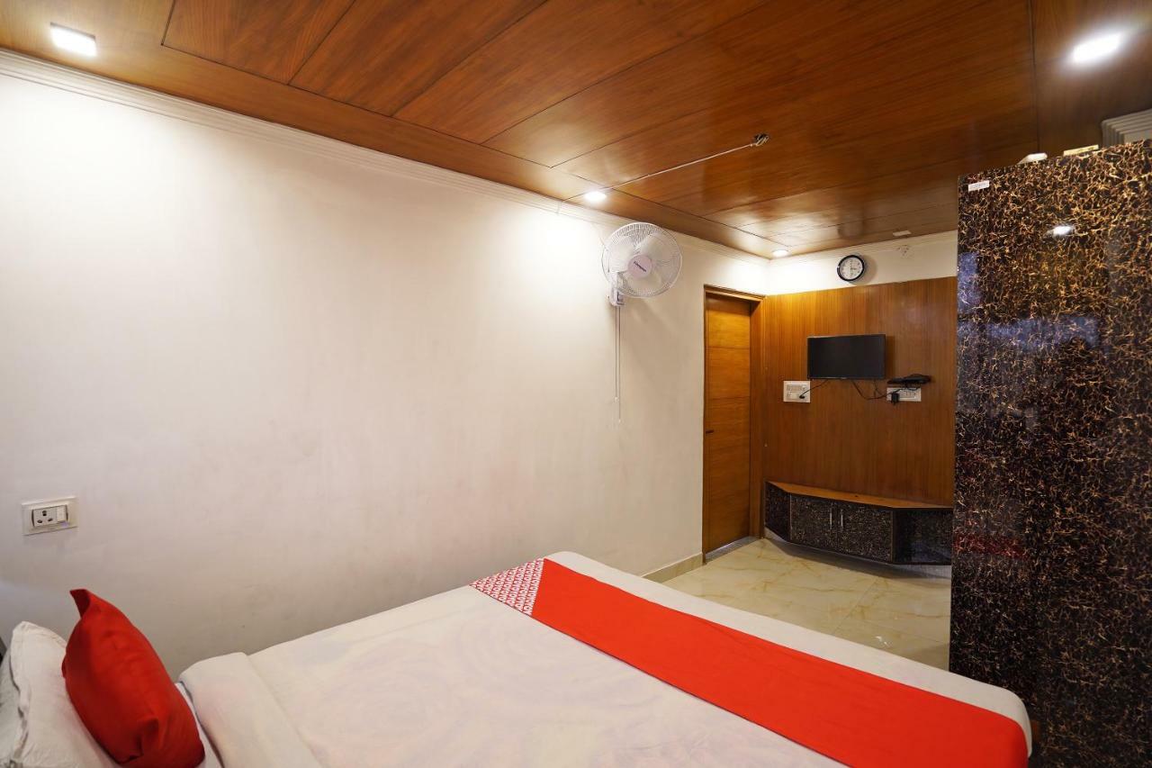 Hotel Oyo Sunroof Residency Near Dlf Avenue Saket New Delhi