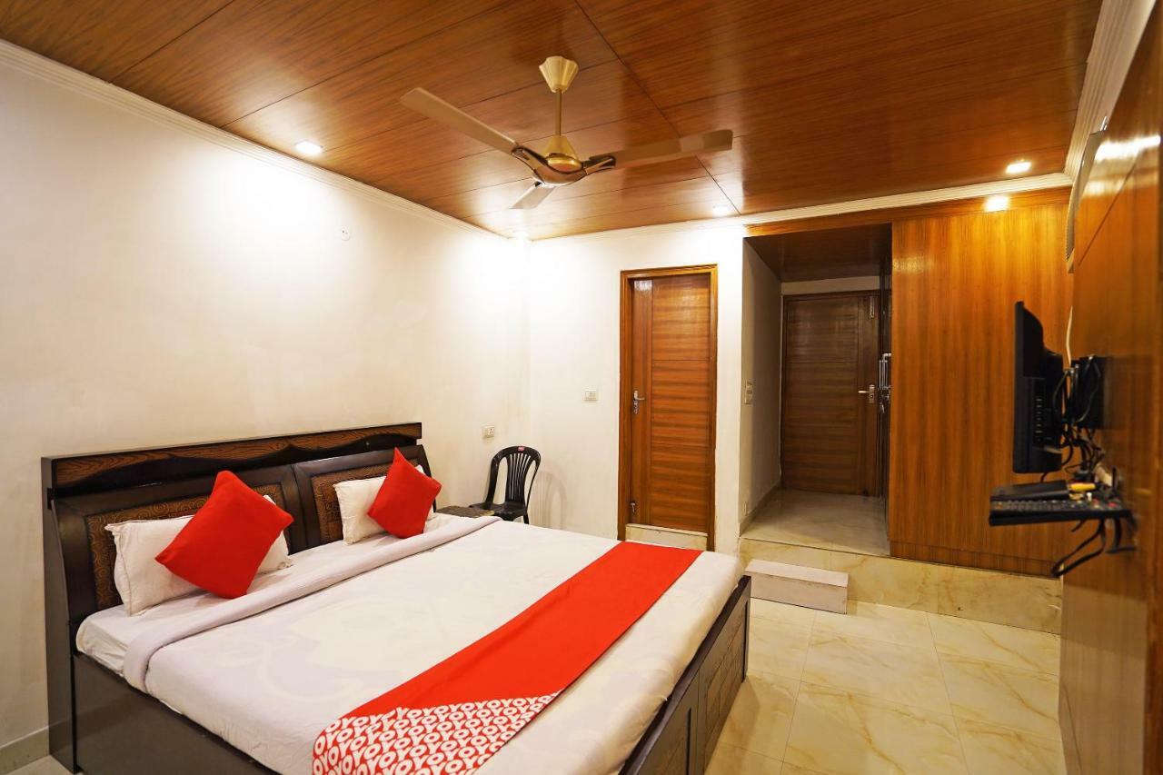 Hotel Oyo Sunroof Residency Near Dlf Avenue Saket New Delhi