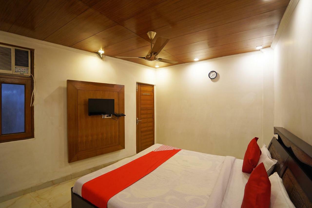 Oyo Sunroof Residency Near Dlf Avenue Saket Hotel